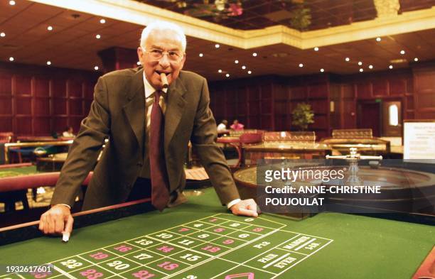 Le PDG du groupe Partouche Isidore Partouche pose, le 19 juillet 2001 à Aix-en-Provence, dans son nouveau casino présenté comme le plus grand en...
