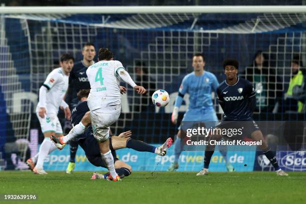 Niklas Stark of Werder Bremen scores their team's first goal during the Bundesliga match between VfL Bochum 1848 and SV Werder Bremen at Vonovia...