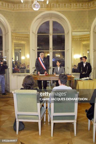La ministre déléguée à la Famille, Ségolène Royal et le maire du IXe arrondissement de Paris, Jacques Bravo , s'apprêtent à prononcer l'acte de...