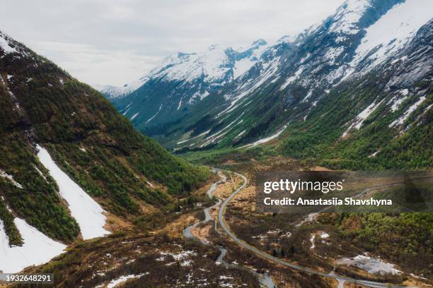 aerial view of mountain pass with view of snowcapped peaks in norway - tundra bildbanksfoton och bilder