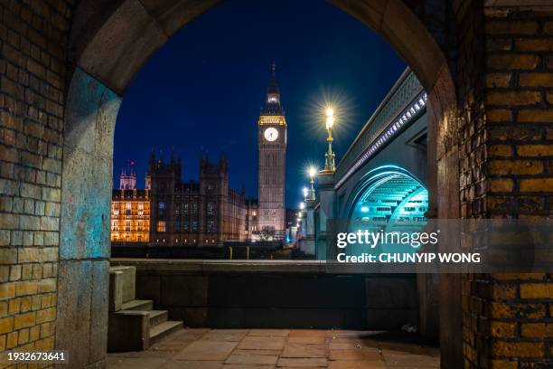 famous clock tower big ben viewed through an archway - city of westminster londen stockfoto's en -beelden