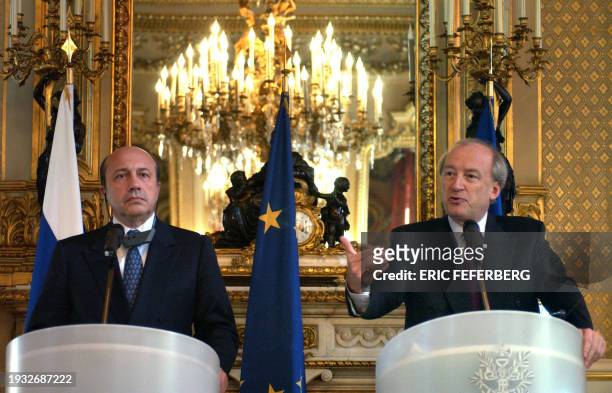 Le ministre des Affaires étrangères Hubert Védrine et son homologue russe Igor Ivanov donnent une conférence de presse, le 15 février 2002 à Paris....