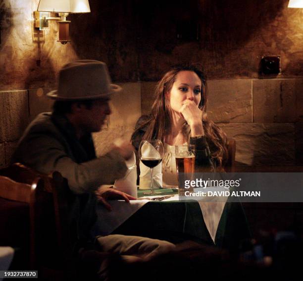 Hollywood Oscar-winning star and UN humanitarian ambassador Angelina Jolie and her husband Brad Pitt, have a drink 02 May 2007 in a Prague restaurant...