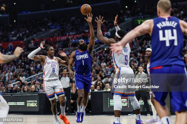 Los Angeles, CA, Tuesday, January 16, 2024 - LA Clippers guard James Harden delivers an alley-oop pass to center Mason Plumlee over Oklahoma City...