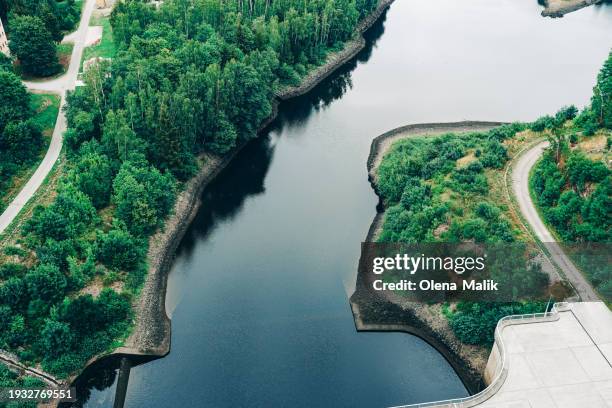 high angle view of the dam at the rappbode river in elbingerode harz, saxony anhalt, germany - reservoir stock-fotos und bilder