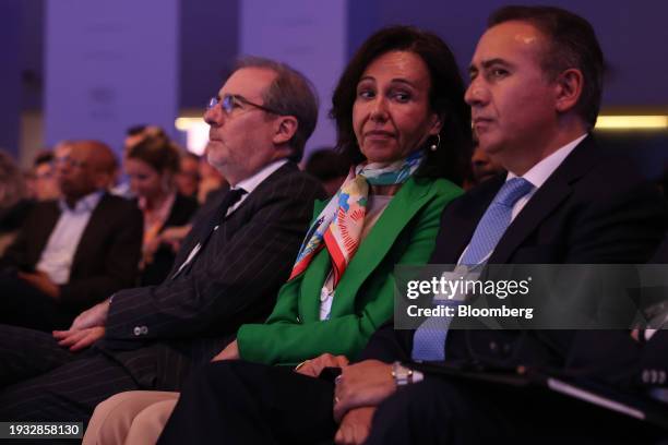 Hector Grisi, chief executive officer of Banco Santander SA, left, Ana Botin, chairman of Banco Santander SA, center and Jose Linares, head of...