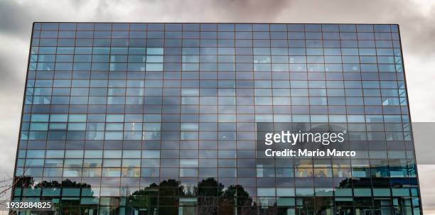 modern office building - alaska mario stockfoto's en -beelden