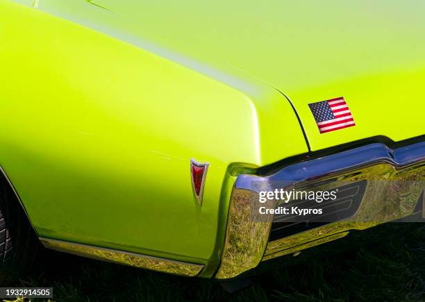 rear bumper detail on automobile - parachoques fotografías e imágenes de stock