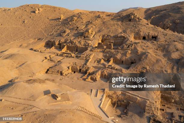 ongoing archeological excavations - valley of the kings (iv) - valley of the kings stock pictures, royalty-free photos & images