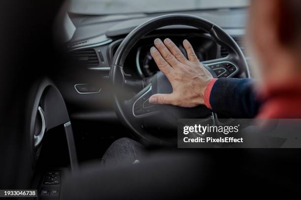man hand pressing car horn - ongeduldig stockfoto's en -beelden