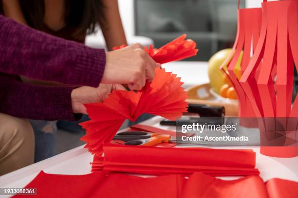 madre e figlia costruiscono lanterne insieme - lanterna cinese foto e immagini stock
