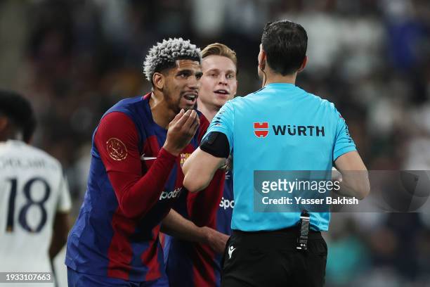 Ronald Araujo of FC Barcelona reacts towards Referee Juan Martinez after being shown a red card during the Super Copa de España Final match between...