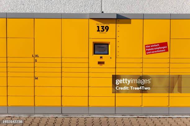 packstation - distributeur de colis de dhl allemagne dans la ville de neumarkt - dhl packstation photos et images de collection