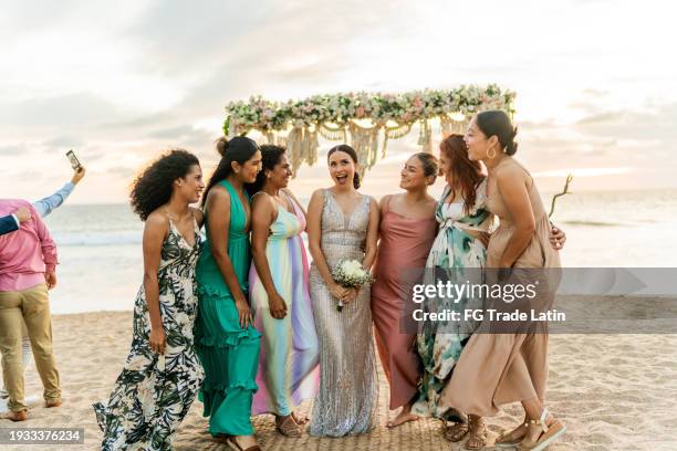 sposa che parla con i suoi amici nella festa di nozze sulla spiaggia - invitato a un matrimonio foto e immagini stock