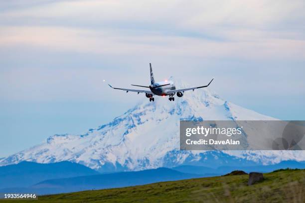 Alaska SkyWest Airlines Embraer 175 Mt Hood.
