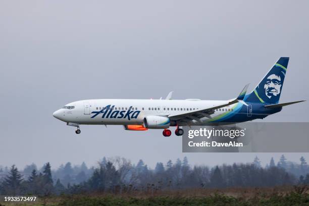 alaska airlines boeing 737 portland. - boeing 737 stock-fotos und bilder