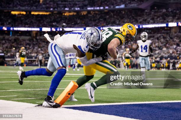 Luke Musgrave of the Green Bay Packers scores a touchdown against Jayron Kearse of the Dallas Cowboys during an NFL wild-card playoff football game...