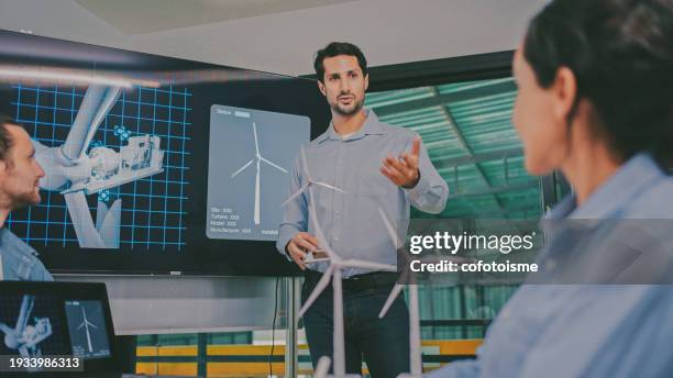 riunione del team di ingegneri del progetto di energia sostenibile, progetto di pannelli solari, innovazione energetica - business sostenibile foto e immagini stock