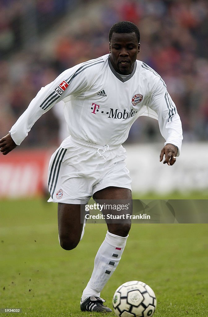 Kuffour Samuel Kuffour of Bayern Munich runs with the ball during the German ...
