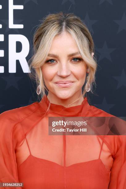 Abby Elliott attends the 29th Annual Critics Choice Awards at The Barker Hangar on January 14, 2024 in Santa Monica, California.