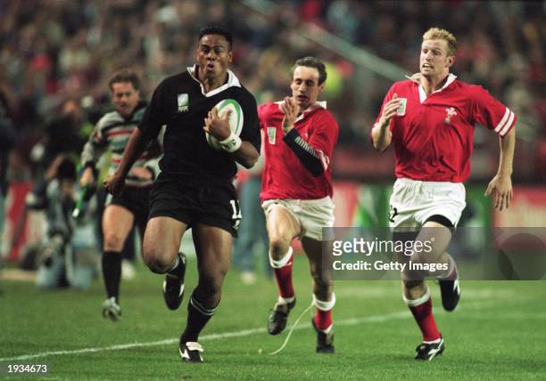 Jonah Lomu of New Zealand breaks free of the Welsh defence during the 1995 Rugby World Cup Pool C match between New Zealand and Wales held on May 31,...