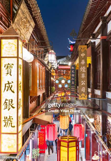 a street in the ancient architectural style of yu garden in shanghai - yu yuan gardens stock pictures, royalty-free photos & images