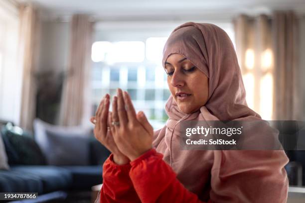 individual worship at home - cultura paquistã imagens e fotografias de stock