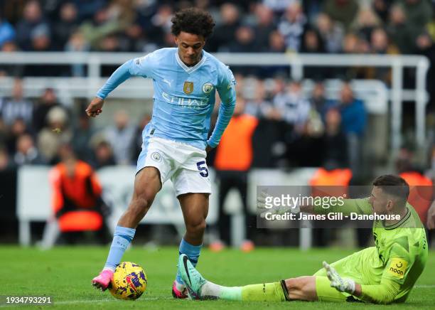 Oscar Bobb of Manchester City scores his side's third goal during the Premier League match between Newcastle United and Manchester City at St. James...