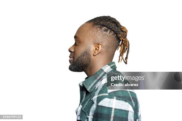 ritratto di profilo dell'uomo afroamericano con barba e capelli intrecciati su sfondo bianco - profilo vista laterale foto e immagini stock