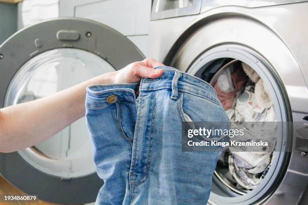 washing jeans - waschen stock-fotos und bilder