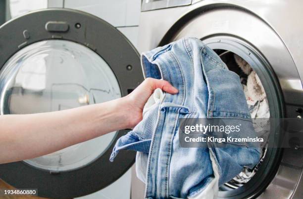 washing denim - lavadora fotografías e imágenes de stock