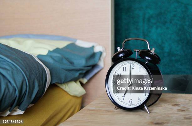 seven o'clock - deadline contenders stock pictures, royalty-free photos & images