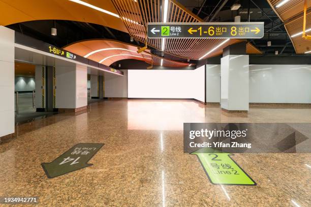 shanghai subway station interior with empty billboard - advertising column - fotografias e filmes do acervo