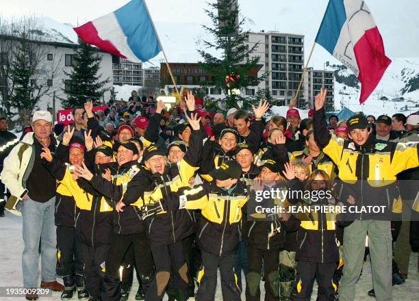 Des enfants du club des sports de la Toussouire et le père du slalomeur français en compétition aux Jeux Olympiques de Salt Lake City Jean Pierre...