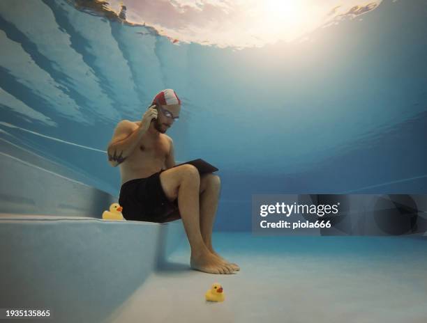 selfie with mobile phone underwater: workaholic man - addiction mobile and laptop stockfoto's en -beelden