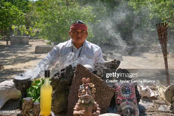 mayan shaman - traditioneller brauch stock-fotos und bilder