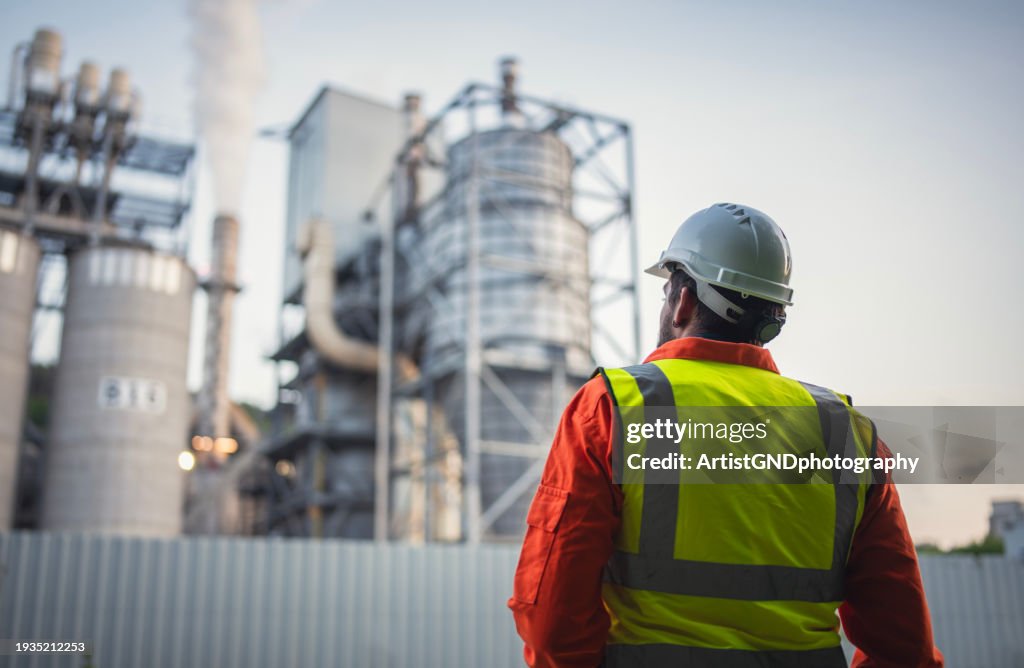 Ingénieur travaillant dans l’industrie pétrolière et gazière.