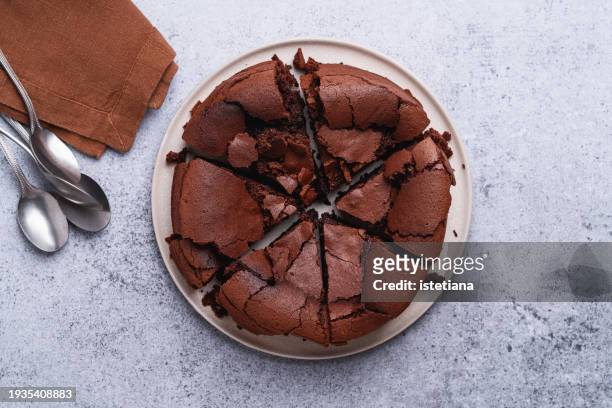 flourless chocolate cracked cake - brownie fotografías e imágenes de stock