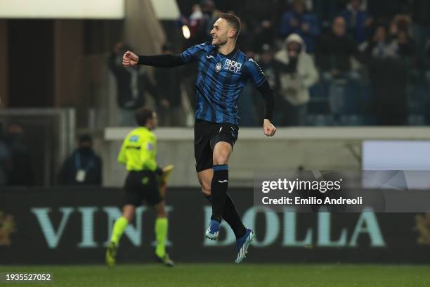 Teun Koopmeiners of Atalanta BC celebrates scoring his team's first goal from the penalty spot during the Serie A TIM match between Atalanta BC and...