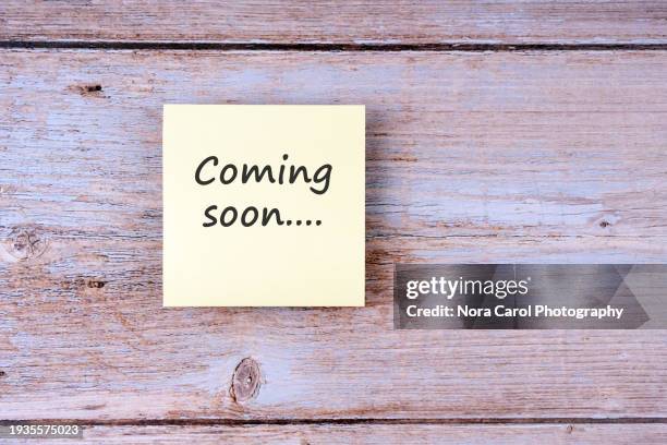 adhesive note with text coming soon - countdown stock-fotos und bilder