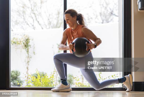 fitness - ausfallschritt stock-fotos und bilder