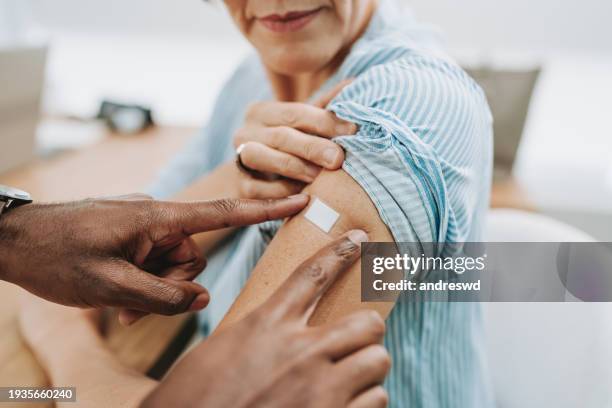 vaccine in the arm - vacunación fotografías e imágenes de stock
