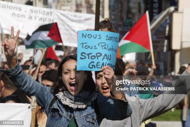 Quelque 300 personnes manifestent leur soutien au peuple palestinien, le 09 mars 2002 à Marseille, à l'appel de deux associations, l'Union Juive...