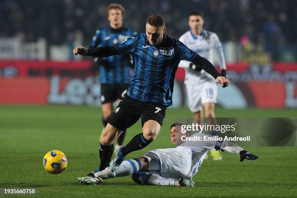 Teun Koopmeiners of Atalanta BC is challenged by Luca Mazzitelli of Frosinone Calcio during the Serie A TIM match between Atalanta BC and Frosinone...