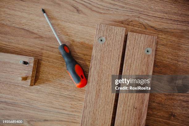 close-up overhead shot of a work table with a screwdriver and wood - établi photos et images de collection