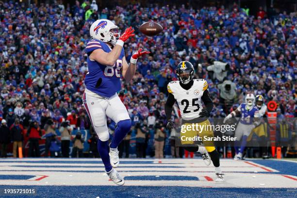 Dawson Knox of the Buffalo Bills catches a pass for a touchdown against the Pittsburgh Steelers during the first quarter at Highmark Stadium on...