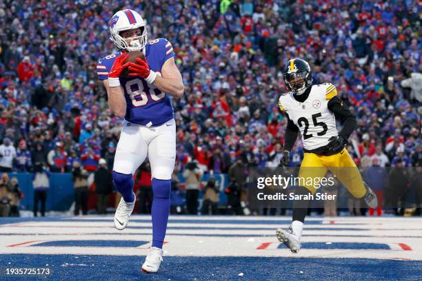 Dawson Knox of the Buffalo Bills catches a pass for a touchdown against the Pittsburgh Steelers during the first quarter at Highmark Stadium on...