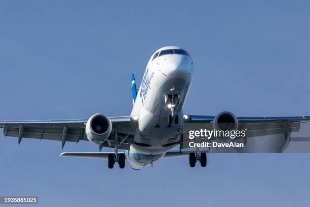horizon air embraer e175 portland. - twin engined plane stock pictures, royalty-free photos & images