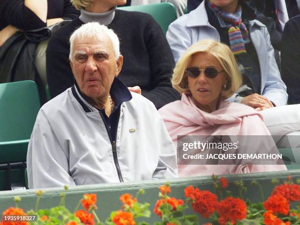 French actor Charles Gerard watches with an unidentified companion US Tara Snyder and French Mary Pierce during their first round match, 29 May 2000...