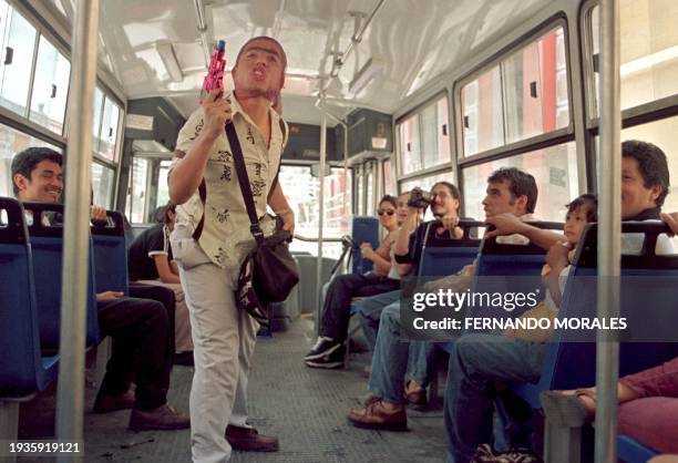 Un actor participa disfrazado de asaltante durante la representacion de una obra de teatro, en el interior de un bus de servicio colectivo, en el...